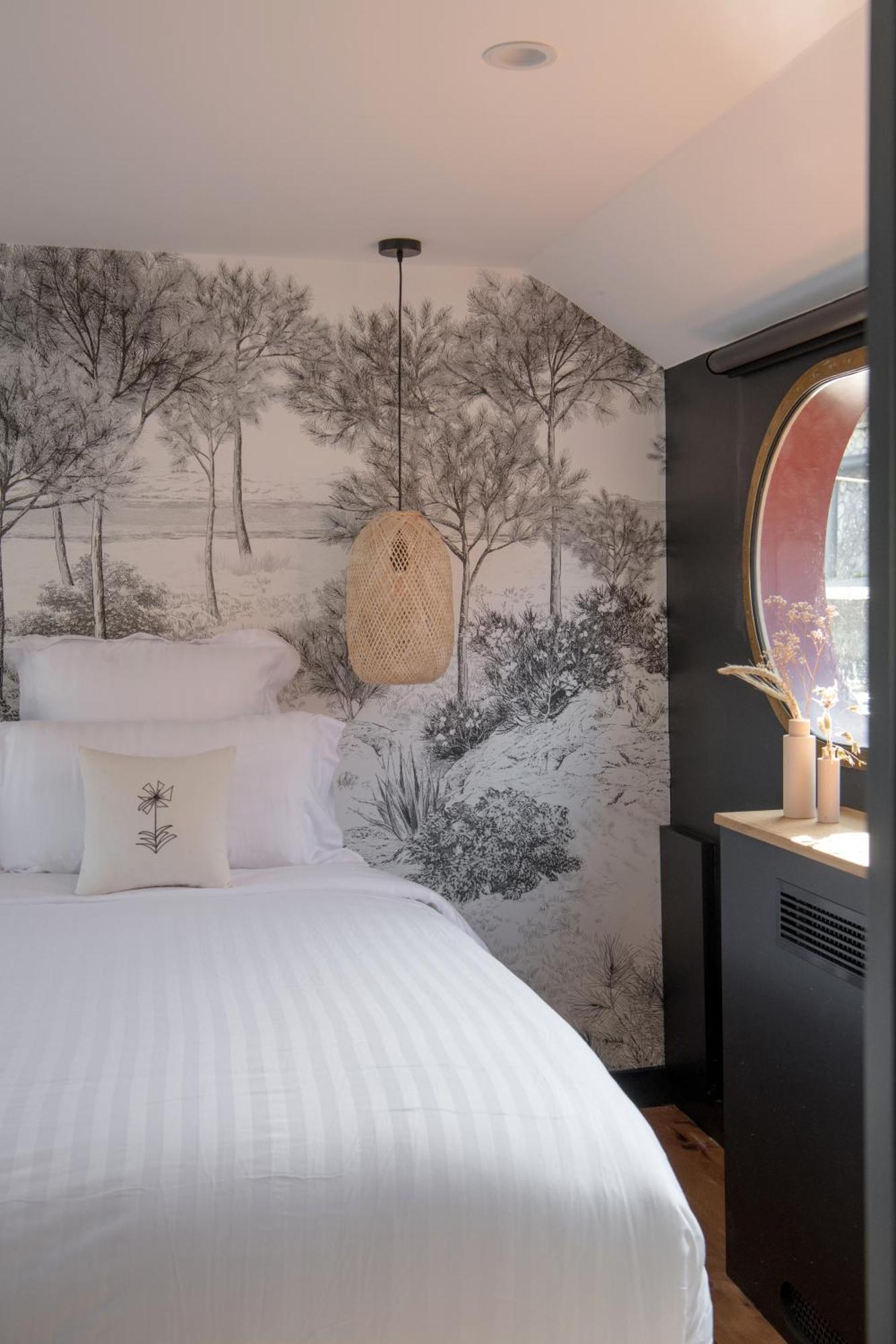 Готель La Peniche - Bed And Bicycle - Tournon Екстер'єр фото